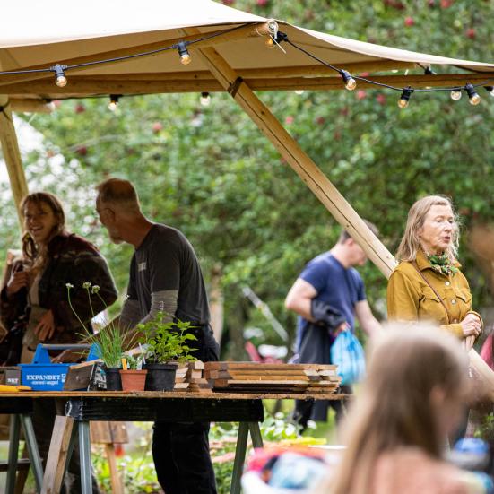 Mennesker under pavillon ved Bramhøjgaarddagen.