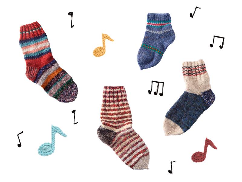 Collage med strikkede sokker og noder