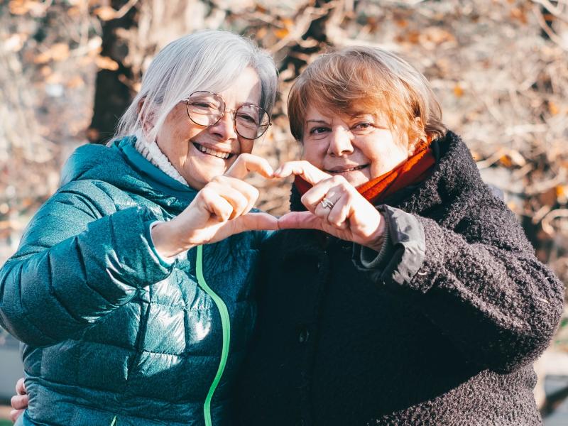 To kvinder former i fællesskab et hjerte med deres hænder