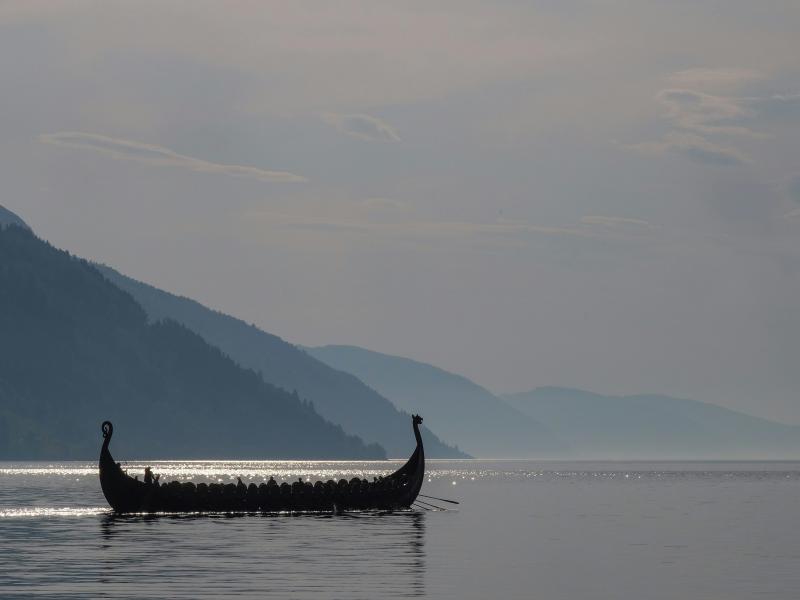 Vikingeskib på fjord