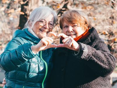 To kvinder former i fællesskab et hjerte med deres hænder